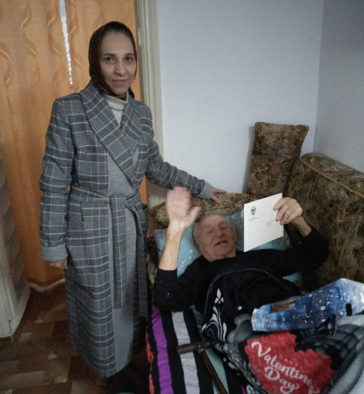 Ветерана поздравили с днем рождения.